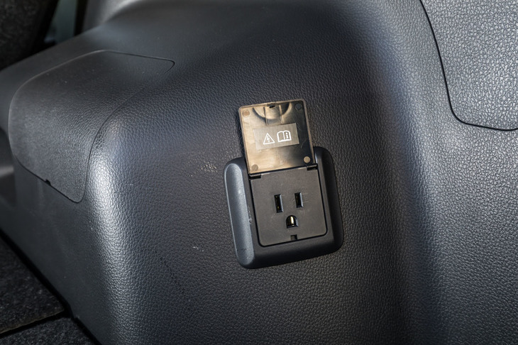 荷室に備わる100V AC電源（1500W）。「エクリプス クロス」のPHEVモデルには外部給電機能が用意されており、V2H機器を介せば、一般家庭の消費量にして、最大でおよそ10日分の電力を供給できる（エンジンによる発電を含む）。