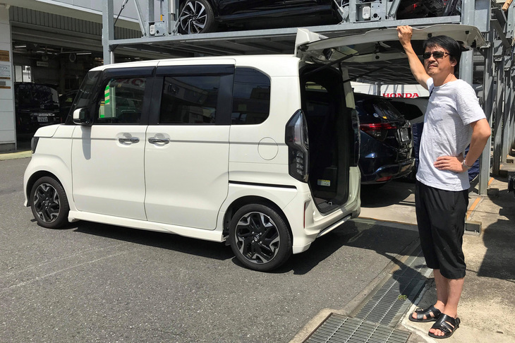 「N-BOXカスタム」は筆者よりデカかった！