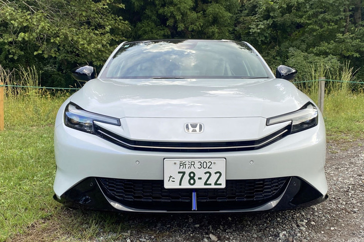 エアダム中央にブルーの縦線が入ってる。写真だけじゃ気づかなかったけど、これがジョン・トラボルタの割れたアゴみたいでセクシーだ。