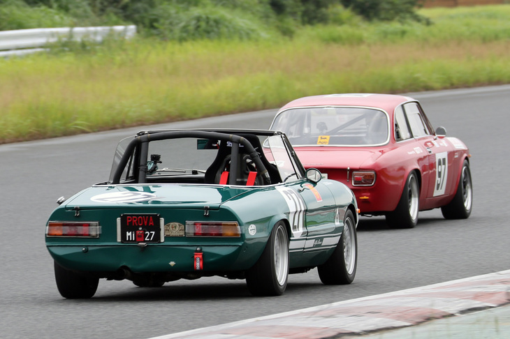 スーパークリスタルカップ／ハイパークリスタルカップ混走で終始デッドヒートを展開した、2台のアルファ・ロメオ。前の「1300GTジュニア」（エンジンは2リッター）は混走／ハイパークリスタルで3位、後ろの「2000スパイダー」は同4位。