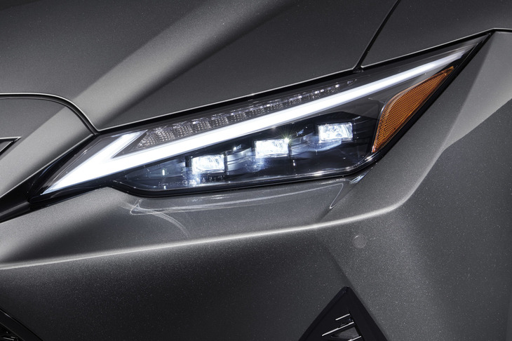 “Fスポーツ モードブラックS”のヘッドランプ。三眼フルLEDヘッドランプとLEDフロントターンシグナルランプが組み込まれている。