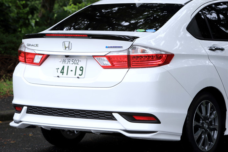 リアまわりにはトランクスポイラーとロアスカートを装着。ハイデッキな「グレイス」のスタイリングがより強調されている。