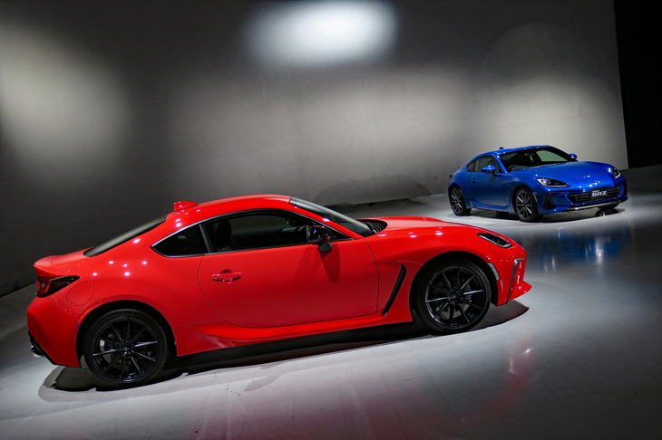 「トヨタGR 86」（左）と新型「スバルBRZ」（右）。