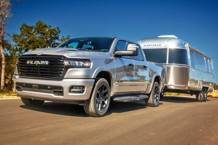 顔がデカいといえばアメリカのフルサイズピックアップトラックにとどめを刺すが、あちらは顔に輪をかけてボディーもデカいので、バランスが不釣り合いにならないのだ。