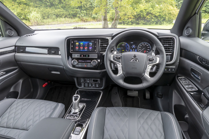 設計年次の古さによってどこか“懐かしさ”が漂う室内だが、今どきのクルマのようにキャビンが絞り込まれていないため、広々としている。