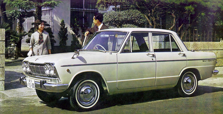 1963年に登場した「スカイライン1500デラックス」（S50D-1）。1.5リッター直4 OHVエンジンをはじめ機構的にはオーソドックスだが、2年または4万kmを保証した封印エンジンや1年または3万kmグリスアップ不要のサスペンションなど、日本初のメンテナンスフリーを打ち出し話題を呼んだ。