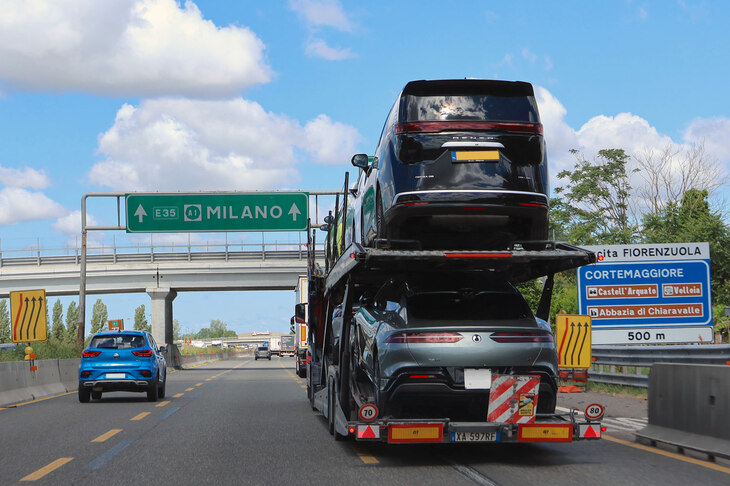 【写真11】BYD系のプレミアムブランド、デンツァの車両を陸送中。左にはMGの姿が。