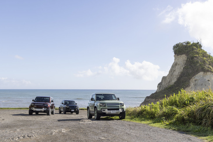 千葉・外房の海岸にて。都会の街並みにも違和感なく溶け込む「ディフェンダー」だが、やはり力強いフォルムは自然のなかでこそ映える。丸目2灯のヘッドランプと、その外側にウインカーとポジションランプを配置するアイコニックなディテールを、先代モデルから引き継いでいる。