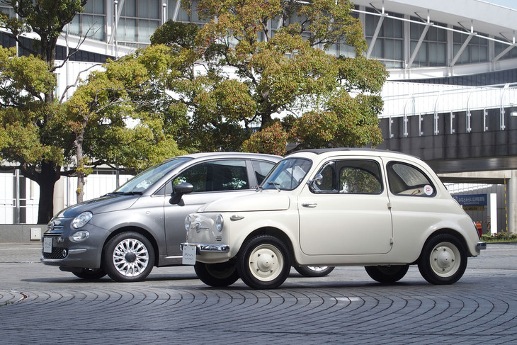 「フィアット500C」（奥）と1957年の「フィアット500」（手前）。