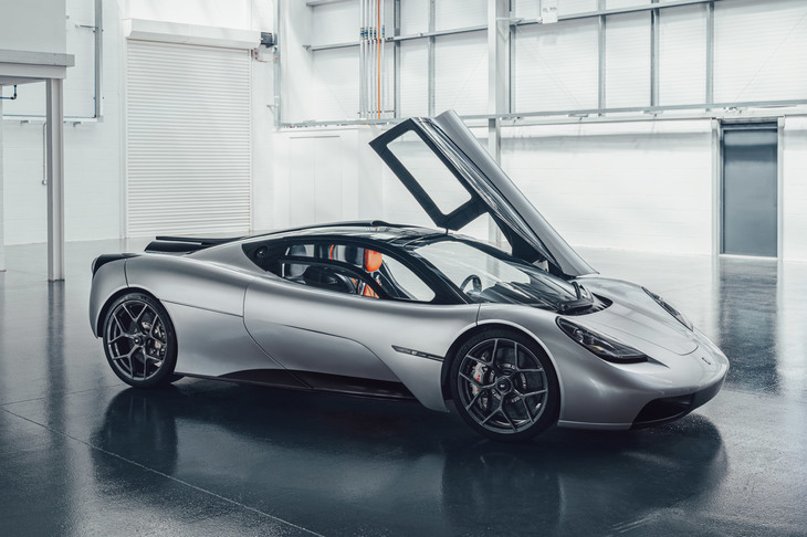 マクラーレンを手中におさめたCYVNは、電気自動車やコネクティビティー、自動運転などの分野で自動車メーカーを技術的にサポートするゴードン・マレー・テクノロジーズ（GMT）も所有している。ただし、同社とゴードン・マレー・オートモーティブ（GMA）は別組織であり、「T.50」（写真）に代表されるGMAのスーパーカーに影響がおよぶことはない。