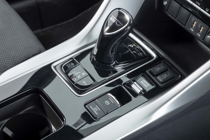 シフトセレクターやドライブモードセレクターは「PHEV」専用のデザイン。プラグインハイブリッドシステムの「チャージ」「キープ」「EV」モードはレバー基部のボタンで設定する。