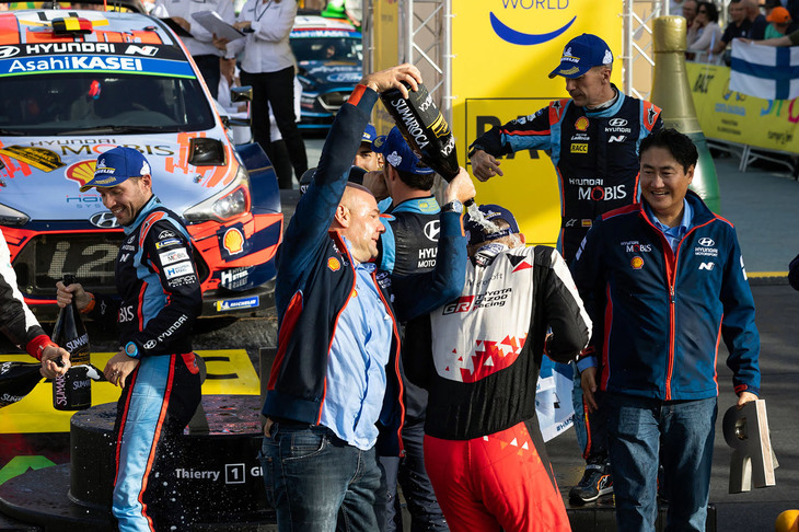 ポディウムにて、タナックにシャンパンをぶっかけるヒュンダイのチームディレクター、アンドレア・アダモ。いかにも「面倒見の良さそうなアニキ」という感じの人物。