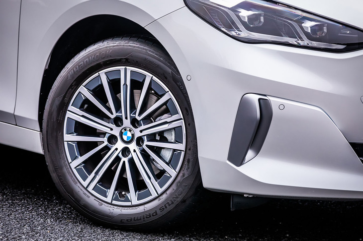 「エクスクルーシブ」グレードには、ダークグレーの「Vスポークスタイリング833バイカラー」と呼ばれる17インチアルミホイールが標準で装備される。今回の試乗車は205/60R17サイズの「ハンコック・ヴェンタス プライム3」タイヤを組み合わせていた。