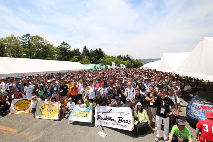 恒例の集合写真では、フレームにおさまりきらないほどのファンが集まる。海外からの参加もおなじみとなりつつあり、今年は、オーストラリアのオーナーズクラブのメンバーが来日。マツダスタッフやオーナーとの交流を楽しんでいた。