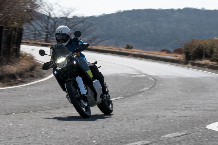 車体のディメンションもサスペンションの仕立ても、本格的なオフロード走行を想定したものだが、オンロードでの操作性も申し分のないものだった。