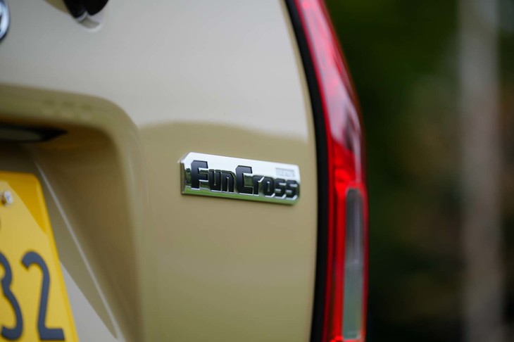 リアに貼られた「Fun Cross」のバッジ。