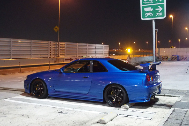 「GT-R NISMOスペシャルエディション」で首都高に乗り入れた夜、辰巳PAにいたR34型の「スカイラインGT-R」。登場当時はブス呼ばわりもしたが、価格は高騰し、現在コンディションのいい個体には3000万円ものプライスがつけられているという。もはやドブス転じて宝石である。