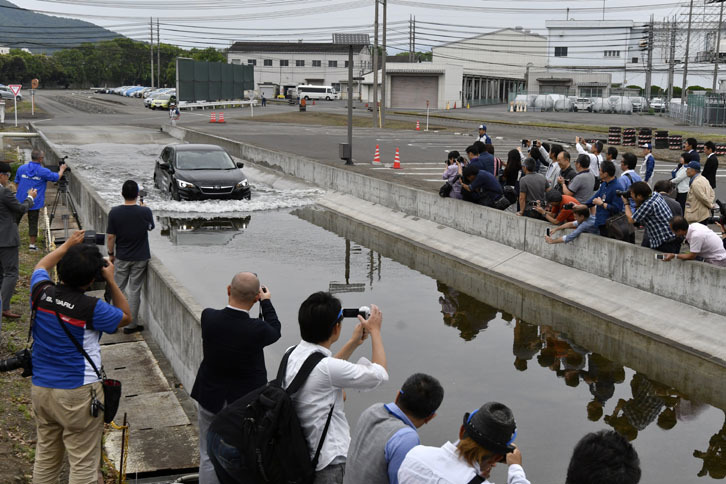 水たまりに突入後も水の中を進む「インプレッサ」。実験の趣旨とは直接関係ないが、水深渡河性能の高さをアピール（？）した。