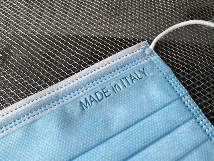 イタリアで市販されている使い捨てマスクには、誇らしげに「Made in Italy」と記されたものが少なくない。