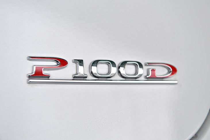 
	【テスラ・モデルX P100Dのスペック】
	ボディーサイズ：全長×全幅×全高＝5037×2070×1680mm／ホイールベース：2965mm／車重：2570kg／駆動方式：4WD／モーター：三相交流誘導モーター／フロントモーター最高出力：262ps（193kW）／フロントモーター最大トルク：330Nm（33.7kgm）／リアモーター最高出力：510ps（375kW）／リアモーター最大トルク：660Nm（67.3kgm）／システム最高出力：--ps（--kW）／システム最高トルク：--Nm（--kgm）／タイヤ：（前）265/35R22 102W／（後）265/35R22 102W（グッドイヤー・イーグルF1アシメトリック3）／価格：1780万円
	