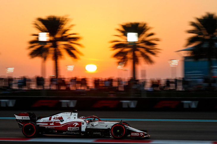 アルファ・ロメオのキミ・ライコネン（写真）は、このレースで20年のGPキャリアに終止符を打った。その才能に最初に目をつけたのは、現役最後の3年間を過ごしたザウバー（つまりアルファ・ロメオ）の創設者ペーター・ザウバー。レース経験が少ないと批判を受けながら2001年にザウバーでF1デビュー、初戦でいきなり6位入賞を果たし、懐疑的な人々を黙らせた。その後マクラーレン、フェラーリと渡り歩き、2007年には1点差でワールドチャンピオンに輝く。今のところフェラーリでタイトルを取った最後のドライバーである。F1の政治的な空気に嫌気が差しラリーなどへ転向するも、2012年にロータスからF1復帰、2014年から5年間再びスクーデリアに在籍した。出走回数349戦は歴代1位。通算21勝、ポールポジション18回、ファステストラップ46回といったそうそうたる記録に、マイペースな本人はほとんど興味を示さない。言動のすべてが個性的で、スキルは天下一品。彼の無線での名言「分かってるから、オレを放っておいてくれ！」をもじり、チームクルーはマシンに「これからは放っておくから」とメッセージを添えて送り出した。最後のレースでは、スタート前にセレモニーが開かれた。予選18位、レースではブレーキトラブルでリタイア。42歳になった「アイスマン」は、多くに惜しまれながら静かにF1ドライバーとしての生活を終えた。（Photo＝Alfa Romeo Racing）