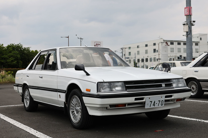 1984年「日産スカイライン2000GT-EXパサージュ」（HR30）。年式的にドアミラー認可後のモデルなのだが、わざわざフェンダーミラーを選んだおとなしいノンターボのセダンGT。鉄仮面や7th（セブンス）の「GTS-R」なども所有しているという日産勤務の現オーナーいわく、近所に住む年配の男性から「あなたなら大事にしてくれるだろうから、乗り継いでくれませんか？」と声をかけられ、走行3万km未満のワンオーナー車を格安で譲り受けたのだそうだ。
