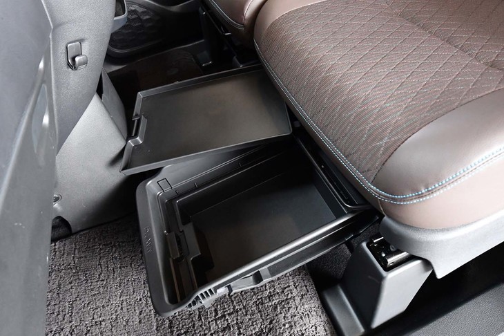 助手席の座面の下には、2段式の収納トレーが備わる。