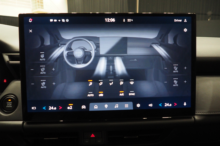 デフロスターのスイッチは残っているが、エアコンのほとんどはタッチ操作に変わった。優れた音声認識が使えるので問題ないとのことだ。