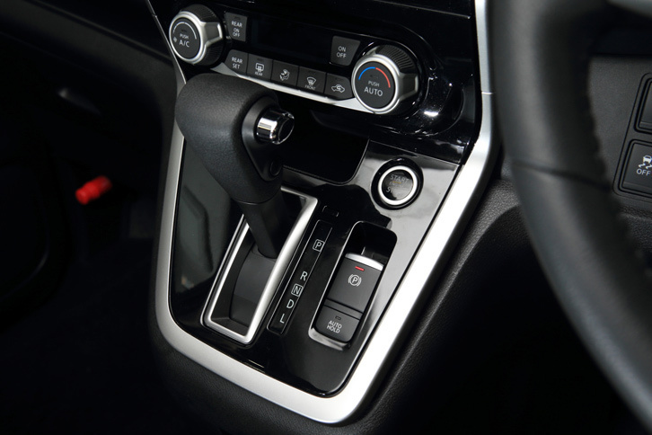 センタークラスターにはイグニッションスイッチやCVTのシフトセレクター、電動パーキングブレーキのスイッチなどが配されている。