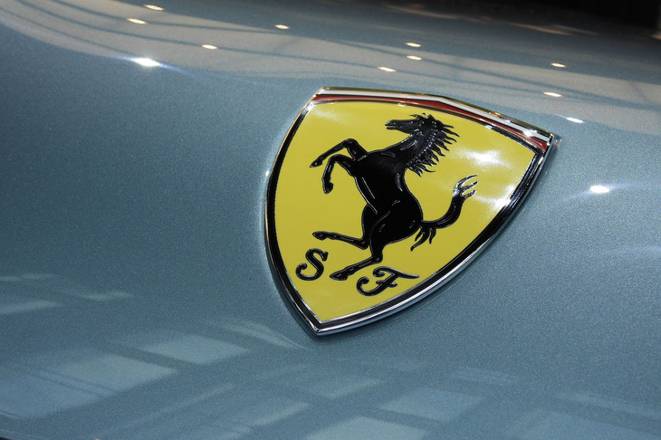 フェラーリ12チリンドリ（フロントフェンダーのエンブレム）