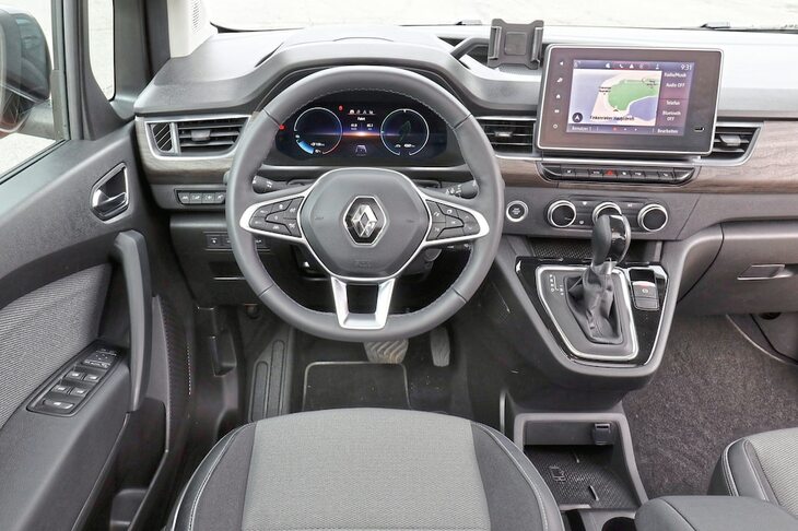 インテリアの基本的なつくりはエンジン車と変わらない。折りたたみテーブルや引き出しは上級グレードを選ぶか、オプションを選ばないと装備されないのが残念。