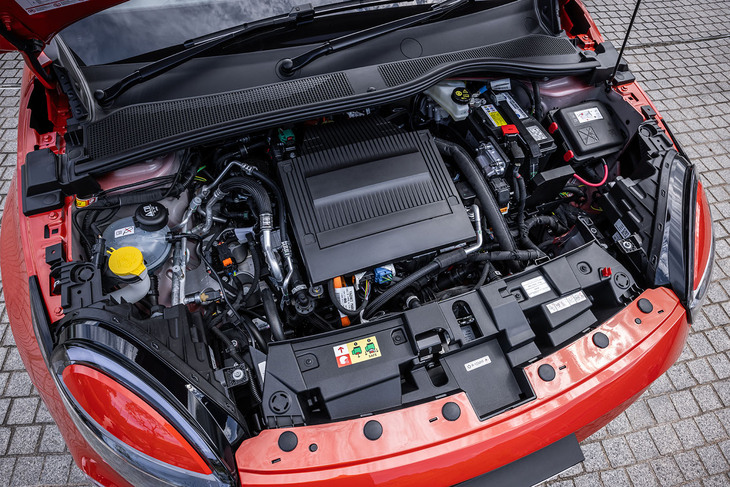 フロントに搭載される交流同期式モーターは、最高出力156PS/4070-7500rpm、最大トルク270N・m/500-4060rpmを発生。一充電走行距離は493km（WLTCモード）と発表されている。