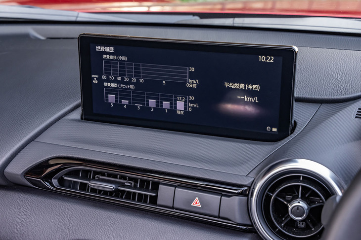 8.8インチサイズのセンターディスプレイを新たに搭載。十分な前方視界を確保しながらエアバッグ展開時の干渉を避けるよう、画面のフチを狭くデザインしたフレームレス構造が採用されている。