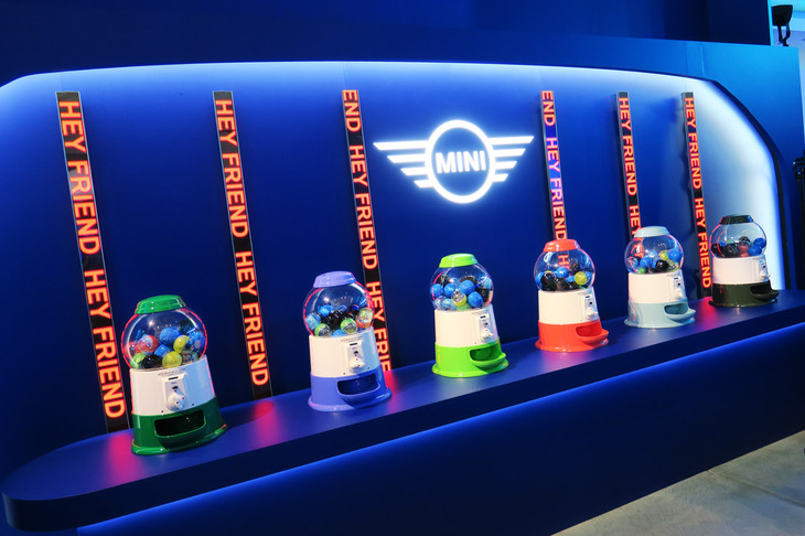 会場にはコインで楽しめる“ガチャガチャ”も設置。記者が試したら「BIG LOVE」と書かれた飴（あめ）が出てきた。