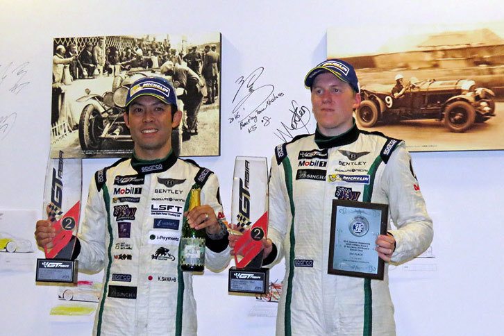 2位のトロフィーを手に記念撮影に応じる、澤 圭太選手（左）とジョナサン・ヴェンター選手（右）。優勝は果たせなかったものの、レース前に「トロフィーとシャンパンを持って帰る」と宣言した澤選手は、みごとその約束を果たして見せた。