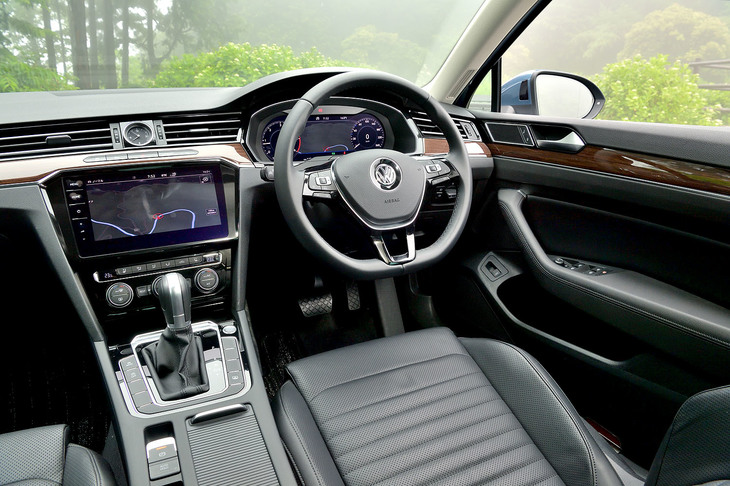 水平基調のデザインで構成されたコックピット周辺部。横方向への広がりが強調されている反面、ウインドスクリーンまでの空間にあまり余裕は感じられない。