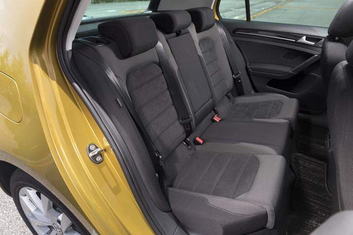 大人3人がゆったりと過ごせる後席スペース。座面の厚みがしっかりと確保されており、座り心地の良さが印象的だった。