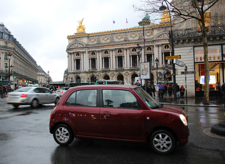 パリ・オペラ座前で、「ダイハツ・トレヴィス（日本名：ミラ ジーノ）」。2018年2月撮影。