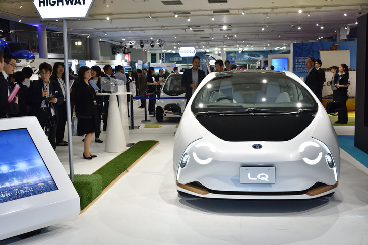 写真は東京モーターショー2019に出展された、トヨタのコンセプトカー「LQ」。レベル4の自動運転を前提とした100％電気自動車で、AIエージェントによる安全で快適な移動や、乗員とのコミュニケーションも想定されていた。アップルカーが実現するなら、このようなクルマになるのかどうか。