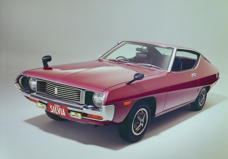 1975年に登場した2代目「シルビア」（S10）。石油危機によりロータリーエンジン搭載がかなわず、仕切り直し後は排出ガス規制が始まって間もない頃とあって、シングルキャブ仕様の1.8リッターSOHCエンジンのみでデビューと、時代に翻弄（ほんろう）された。