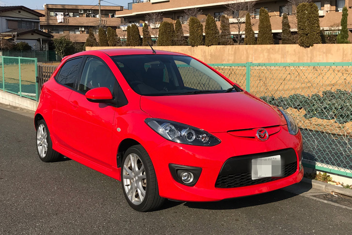 “赤い糸号”こと、安ド二等兵の現在の愛車、先代「マツダ・デミオ スポルト」（5MT車）。