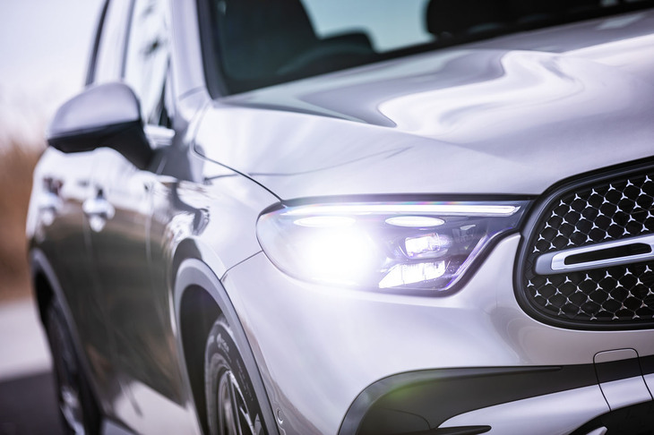 130万個の微小な鏡を用いて光を屈折させることで照射方向をコントロールするウルトラハイビーム付きの「デジタルライト」を標準で装備。対向車や道路標識に光が当たらないように調整するハイビームアシストの精度が、従来型よりも大幅に向上しているという。