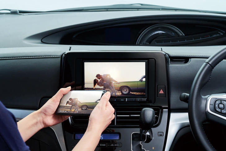 高精細画面の恩恵は地図以外にもあり、テレビなどの映像をHD解像度の高画質で見ることができる。楽ナビはHDMI入力端子も装備しているからポータブル・ブルーレイ・プレーヤーをお持ちならブルーレイの映像ソフトなどをクルマに持ち込み、車内で高画質映像を楽しむことができる。