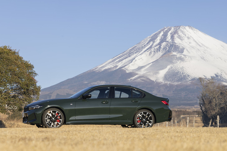 この試乗車のボディーカラーはBMWインディビジュアルのスペシャルカラー「ブリュースターグリーン」。太陽光が当たるとほのかに黄色味を帯びて見える。