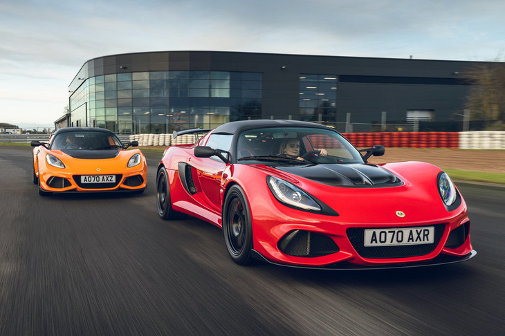 「ロータス・エキシージ スポーツ390ファイナルエディション」（左）と「エキシージ スポーツ420ファイナルエディション」（右）。