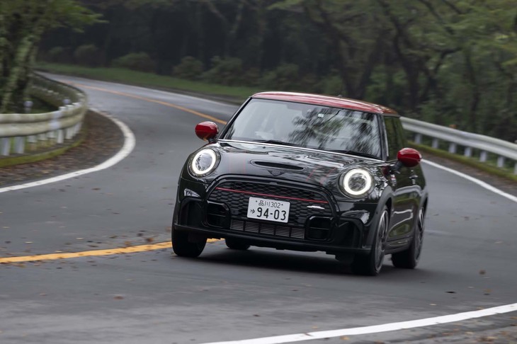 【MINIジョンクーパーワークスのスペック】
	ボディーサイズ：全長×全幅×全高＝3880×1725×1430mm／ホイールベース：2495mm／車重：1290kg／駆動方式：FF／エンジン：2リッター直4 DOHC 16バルブ ターボ／トランスミッション：8段AT／最高出力：231PS（170kW）/5200rpm／最大トルク：320N・m（32.6kgf・m）/1450-4800rpm／タイヤ：（前）205/40R18 86W／（後）205/40R18 86W（ピレリPゼロ）／燃費：14.5km/リッター（WLTCモード）／価格：482万円
	
	【取材時の燃費データ】
	テスト距離：277.1km（市街地1：高速道路7：山岳路2）／使用燃料：25.2リッター（ハイオクガソリン）／参考燃費：11.0km/リッター（満タン法）／11.1km/リッター（車載燃費計計測値）