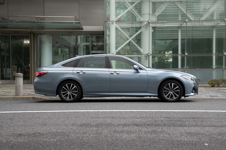 「クラウン」のボディーサイズは全長×全幅×全高＝4910×1800×1455mm。先代モデルから全長、全高ともわずかに拡大しているが、全幅を据え置きとしているところはさすが国内専用車だ。