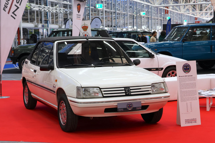 「プジョー205パッション クラブ イタリア」は、カブリオレ仕様の40周年を祝った。解説によると、1995年までの11年間に7万2142台がつくられたという。