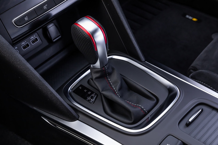 「メガーヌR.S.」のトランスミッションは、「EDC（エフィシェントデュアルクラッチ）」と呼ばれる6段DCTのみの設定となる。