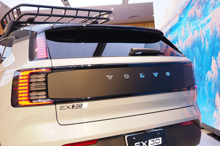 ボルボEX30クロスカントリー（用品装着車のリアビュー）